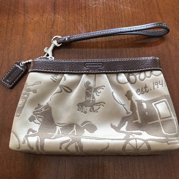 Coach classic zipper wristlet with horse and carriage design and leather strap - Picture 2 of 5